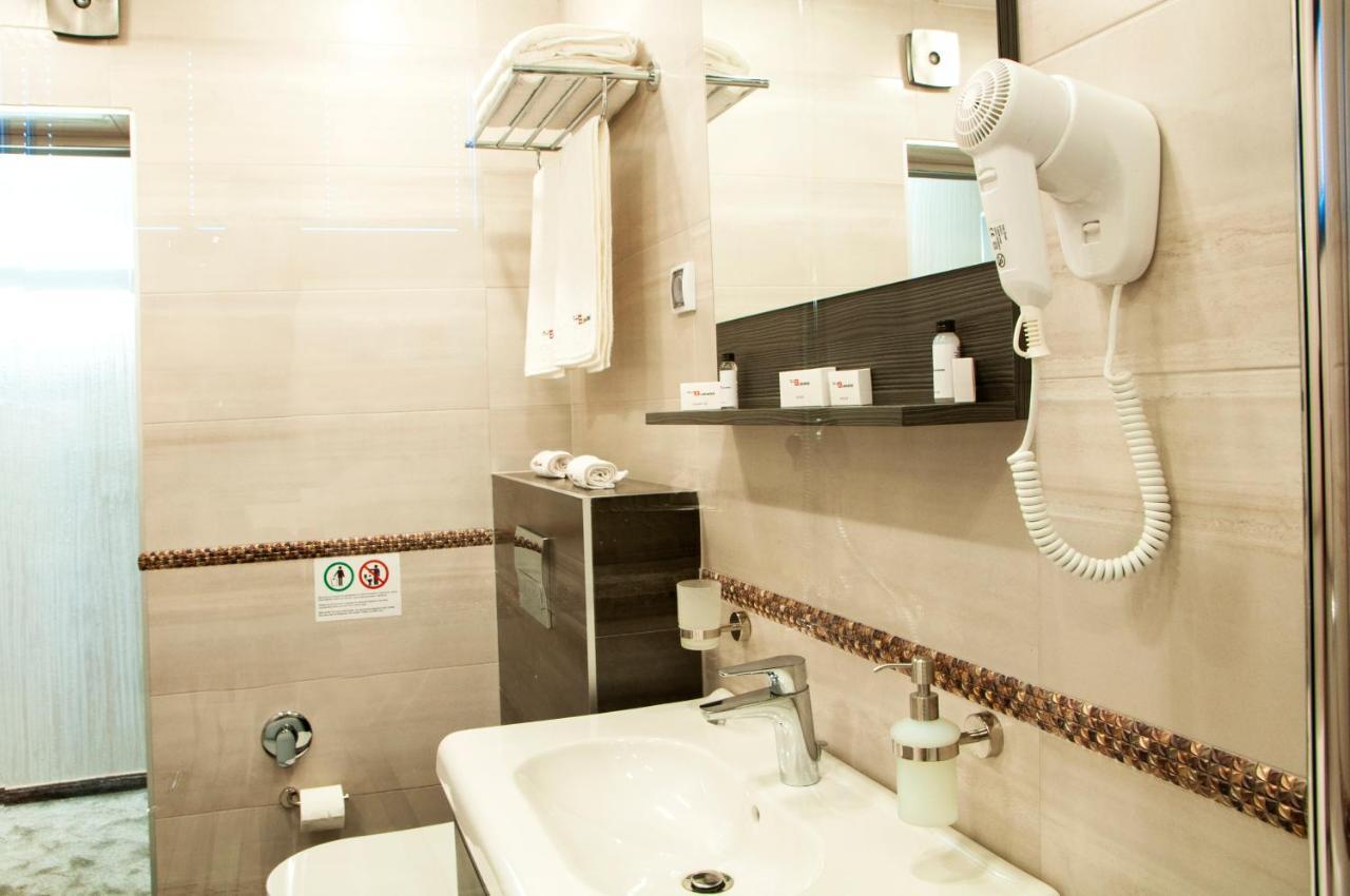 Family Hotel Business Club Shumen Bagian luar foto