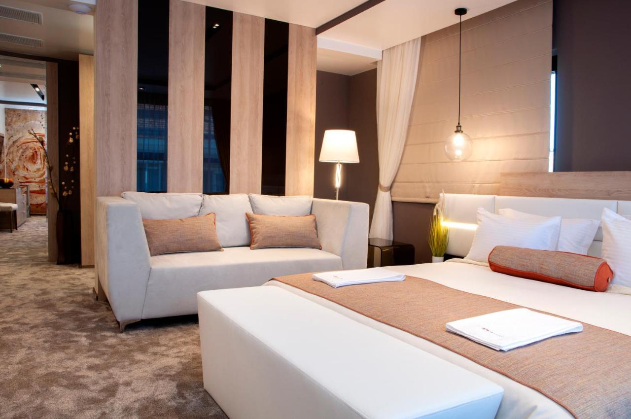 Family Hotel Business Club Shumen Bagian luar foto