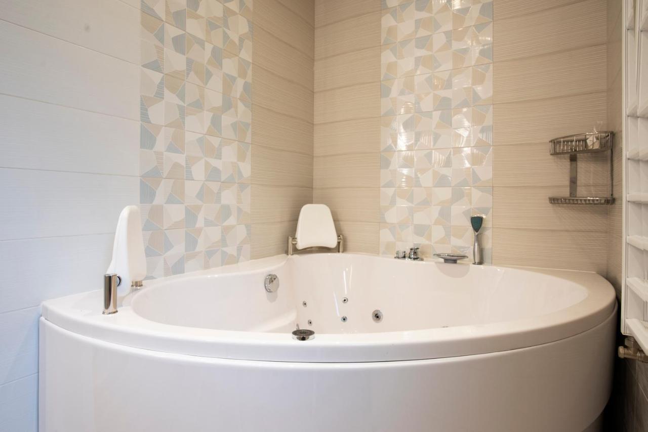 Family Hotel Business Club Shumen Bagian luar foto