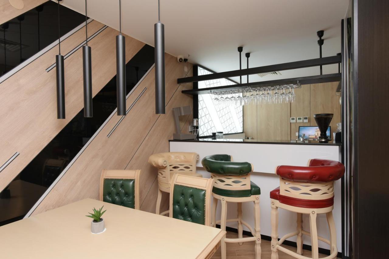 Family Hotel Business Club Shumen Bagian luar foto