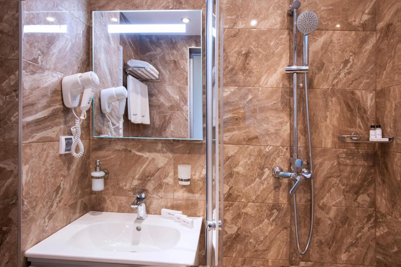 Family Hotel Business Club Shumen Bagian luar foto